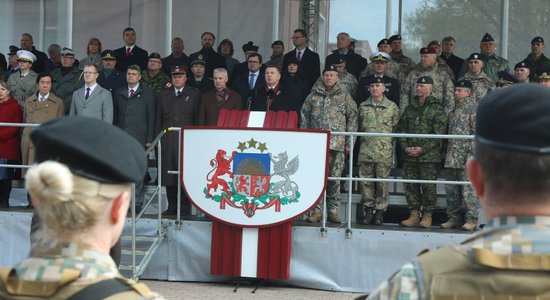 Vējonis uzrunā militārajā parādē Jēkabpilī akcentē varonības un brīvības nozīmi