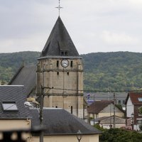 Uzbrukums baznīcai Francijā: Par mācītāja nogalināšanu aizturēti vēl divi cilvēki