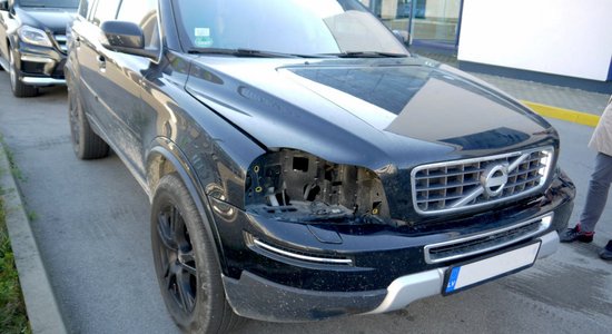 Policija aicina 'Volvo' īpašniekus parūpēties par auto lukturu aizsardzību no zagļiem