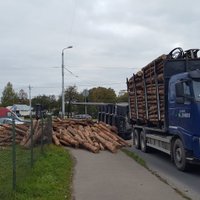 Foto: Purvciemā krustojumā izbirusi baļķu krava