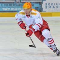 Ķēniņam Šveices čempionātā rezultatīva piespēle uzvarā pār Smirnovu