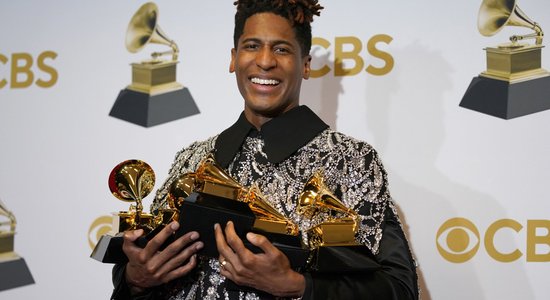 ФОТО, ВИДЕО: В Лас-Вегасе прошла церемония Grammy, главную награду получил Джон Батист