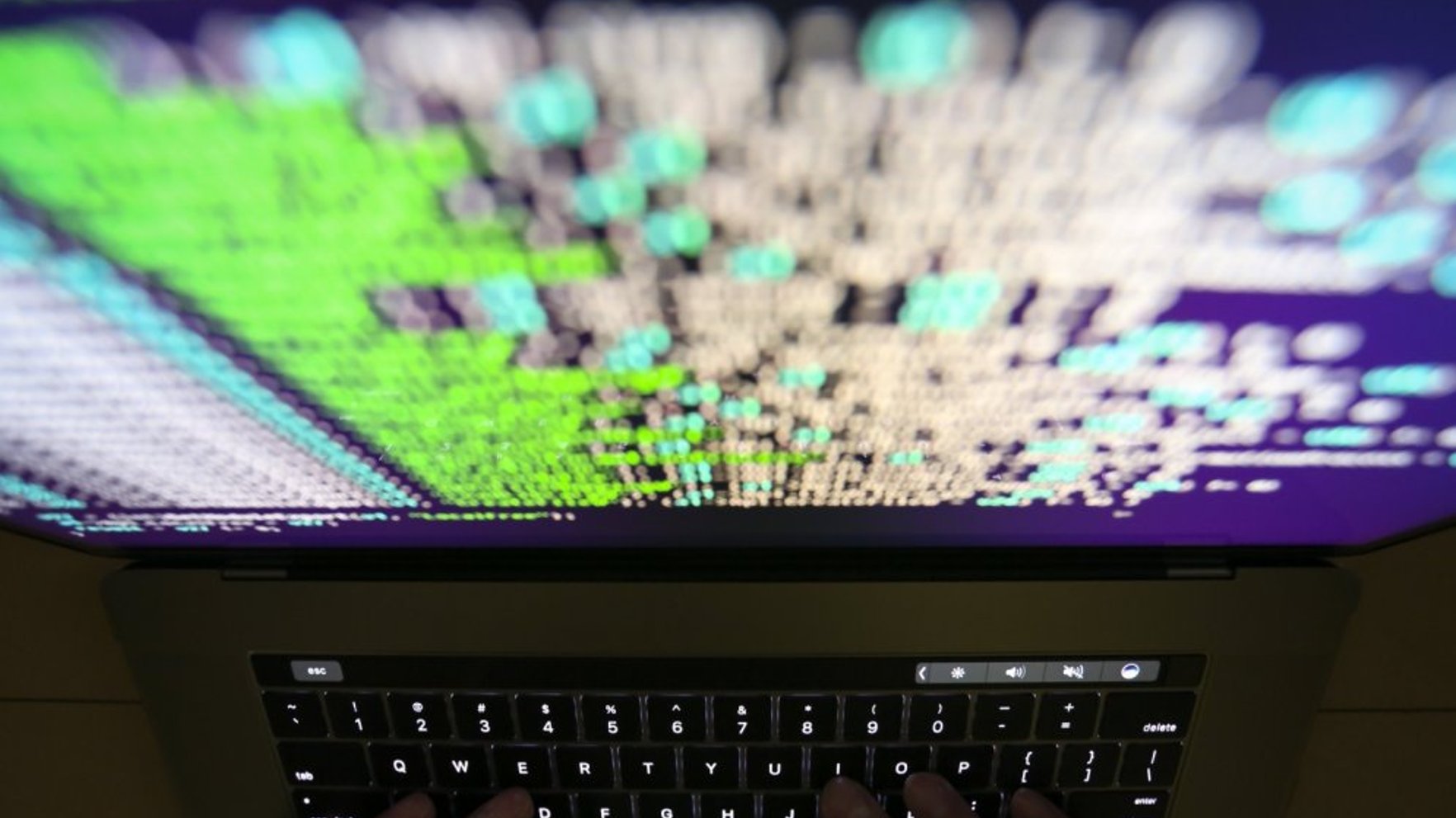 Jauns krāpniecības veids: cilvēki paši datorā palaiž ļaunprogrammatūru