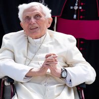 Benedikts XVI atlabst, sasirgšana nav smaga, paziņo Vatikāns