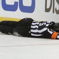ВИДЕО: в матче чемпионата КХЛ судье сломали нос