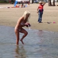 Nepilngadīgajai līgavai pludmalē izsprūk pupiņi
