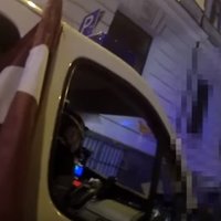 Video: Divi austrieši nolauž Latvijas karogu un nēsā to pa Vecrīgu
