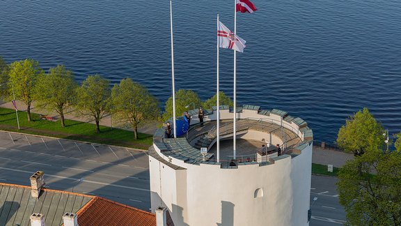 Svinīgā godasardzes ceremonija un Eiropas Savienības karoga pacelšana Rīgas pils Svētā Gara tornī