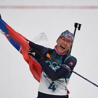 Кузьмина выиграла олимпийский масс-старт в биатлоне, у Домрачевой — первая медаль