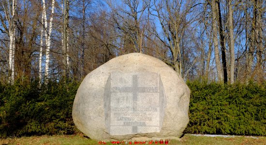 Ar baltu krāsu aplieta latviešu leģionāru piemiņas vieta Džūkstē