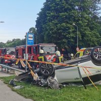 Rīgā auto apgāžas uz jumta un piezemējas tieši aiz autobusa pieturas