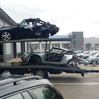 Video: Vesela krava sadauzītu 'Porsche' pie Rīgas CSDD