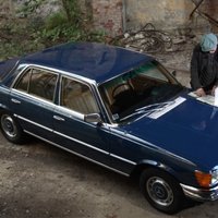 Video: Timrots iepazīst 1973. gada 'Mercedes 280 SE' kā tikko no rūpnīcas