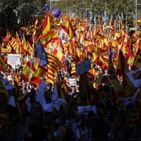 Simtiem tūkstošu cilvēku iziet ielās un pauž atbalstu Katalonijas vienotībai ar Spāniju