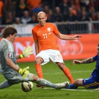 Nīderlandes un Itālijas futbolisti paglābjas no punktu zaudēšanas pret pastarīšiem