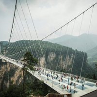 Ķīnā slēdz pasaulē garāko un augstāko gājēju stikla tiltu