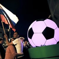 FIFA soda Krieviju par nacistiska satura plakātu Pasaules kausa tribīnēs