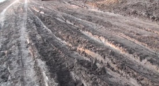 Video: Drustēnieši izdangātajā autoceļā P29 stāda kartupeļus