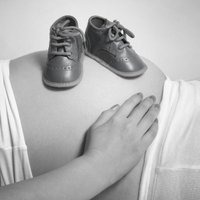 Grūtniece un augstpapēžu kurpes