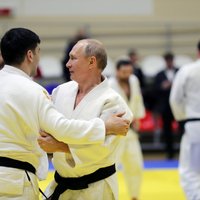 Путин получил травму в показательном поединке с олимпийским чемпионом по дзюдо