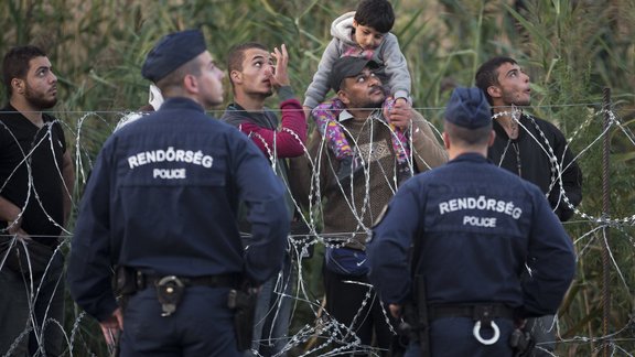 Ungārijā izveidota dzeloņstiepļu barjera imigrantu plūsmas ierobežošanai - 5