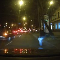 Video: Neuzmanīgs gājējs gandrīz paskrien zem auto riteņiem