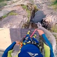 Video: Drosminieks uzstāda jaunu augstuma rekordu brīvajā lēcienā no klints ūdenī