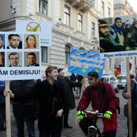 ФОТО: 100 человек возле Сейма протестовали против приема беженцев