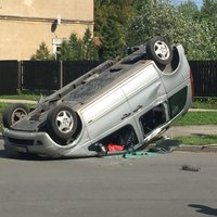 ФОТО, ВИДЕО: В результате аварии на ул. Пернавас перевернулся автомобиль