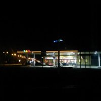 ВИДЕО: "Лихач" на BMW дрифтует на заправочной станции в Риге