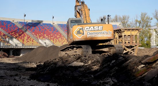 Foto: 'Daugavas' stadionā būs 'svaigs' futbola laukums