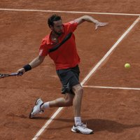 Gulbis ar savainotu kāju pārvar 'French Open' pirmo kārtu