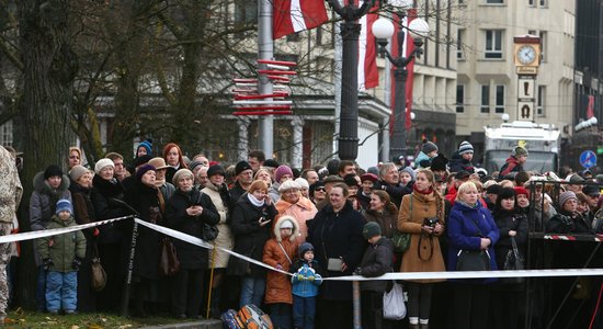 Sestdienas vakarā slēgs satiksmi 11.novembra krastmalā