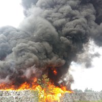 Пожар на свалке в Юрмале: территория, где хранились отходы, не охранялась
