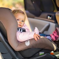 Drošas braukšanas skolas ieteikumi, kā pareizi automašīnā vizināt mazuli