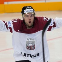 Latvijas hokeja izlasē vēlas redzēt Čehijā rezultatīvi spēlējošo Bukartu