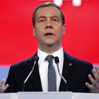 Не послушали Навального: Медведева на "прямой линии" не спросили о полетах его жены