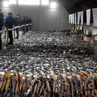 Šaujamieroči un prettanku bruņojums: pēc masu apšaudēm serbi varasiestādēm atdod 13 500 ieročus