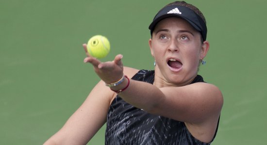 Ostapenko zaudē pirmo setu, bet pēc Breidijas savainojuma sasniedz trešo kārtu Sinsinati