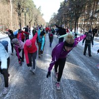 Fotoreportāža: pavasara kavēšanās neattur skrējējus no gatavošanās Rīgas maratonam