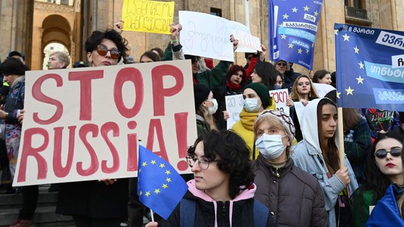 Gruzijā turpinās protesti pret "ārvalstu aģentu" likumprojektu - 3