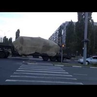 Video: Krievijas militārā tehnika un raķešu komplekss 'Buk' dodas Ukrainas robežas virzienā