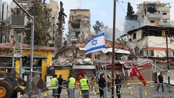 Triecieni Tuvajos Austrumos turpinās: Izraēlā 10 bojāgājušie, Tramps draud Irānai