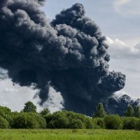 Plašā atkritumu ugunsgrēka dzēšana Jūrmalā turpinās; Ventspils šoseja joprojām slēgta