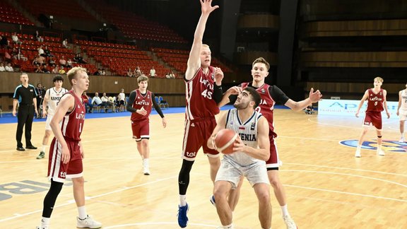 Latvijas U-20 basketbolisti cīņu par atgriešanos elitē sāk ar uzvaru
