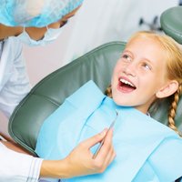 "Приходите в январе". Где детям до 18 лет лечат зубы бесплатно и нет очередей