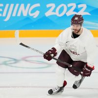 Foto: Latvijas hokeja izlase nepilnā sastāvā trenējas Pekinā