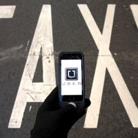 Francijā aizturēti divi taksometru pakalpojuma 'Uber' vadītāji