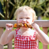 Dzelzs mazuļa uzturā: kāpēc bērnu jāradina ēst gaļu