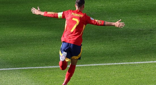 Spānijas futbolisti pirmā puslaika izskaņā "nokautē" horvātus